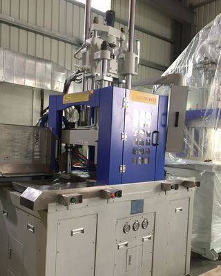 120T Double Slide Table Vertical Injection Molding Machine Untuk Produksi Volume Tinggi