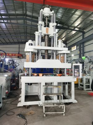 Tingkat Keamanan Tinggi Mesin Injeksi Cetakan 200 Ton Vertikal Untuk Sapu Sikat