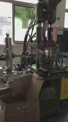 15T Kompak Mesin Injeksi Cetakan vertikal Mudah dioperasikan untuk headphone