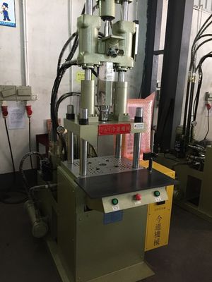 45T Robot Plastik Vertikal Mesin Injeksi Cetakan Dengan 45mm Ejector Stroke