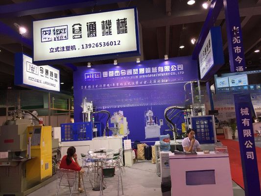 45T Robot Plastik Vertikal Mesin Injeksi Cetakan Dengan 45mm Ejector Stroke