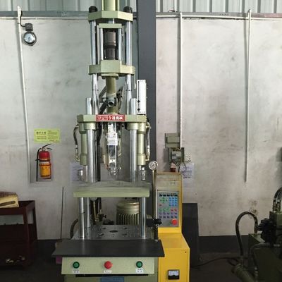 PP Micro Plastic Vertical Injection Moulding Machine 30T Dengan Diameter Sekrup 20mm