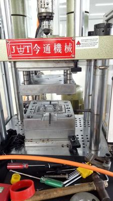 45T Plastic Vertical Injection Moulding Machine 110 Cm3 Teoritis Shot Volume Untuk Pelindung PVC